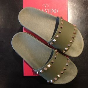 Valentino Garavani ROCKSTUD RUBBER SLIDER SANDAL
